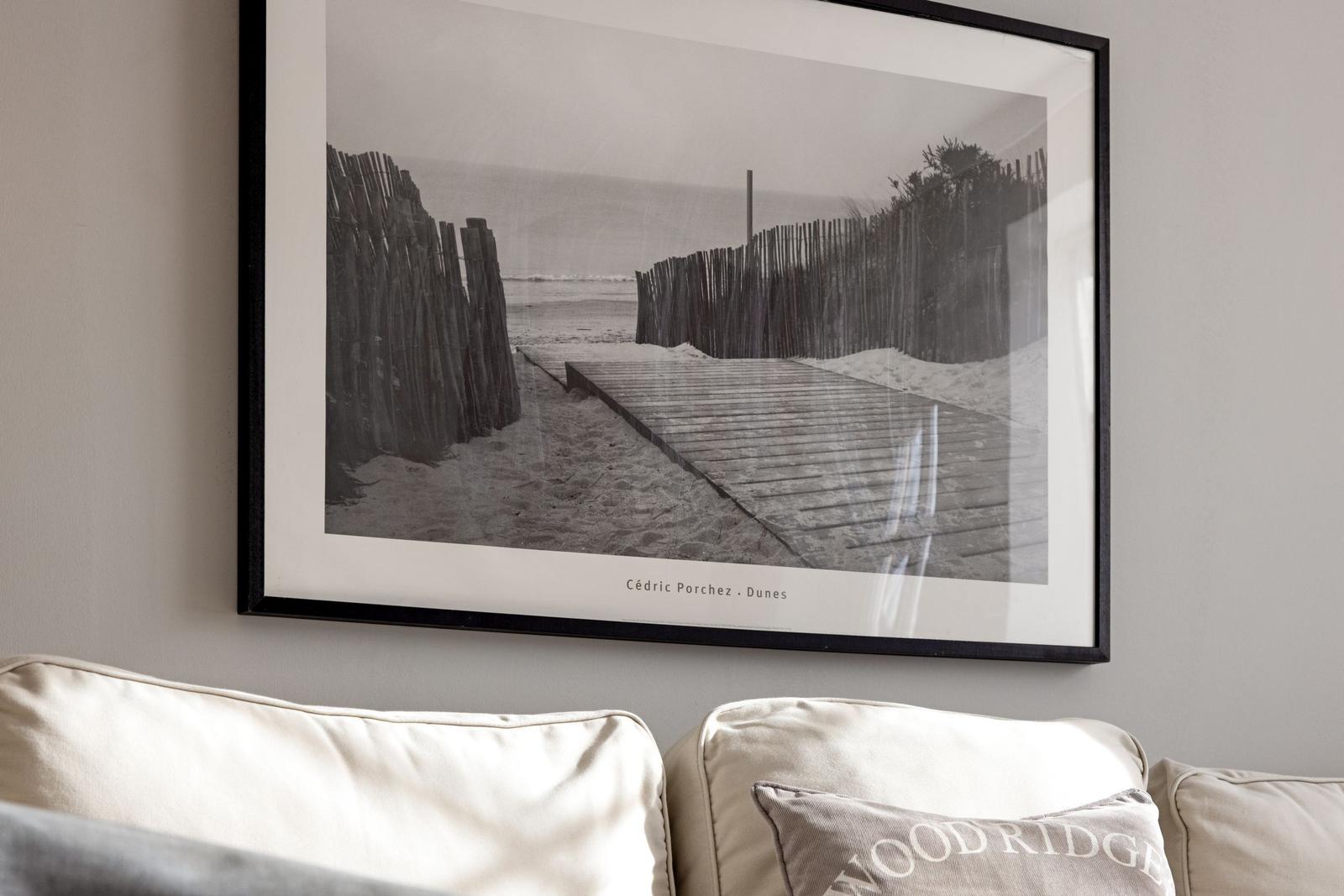 Wandbild mit Strandmotiv über einem Sofa