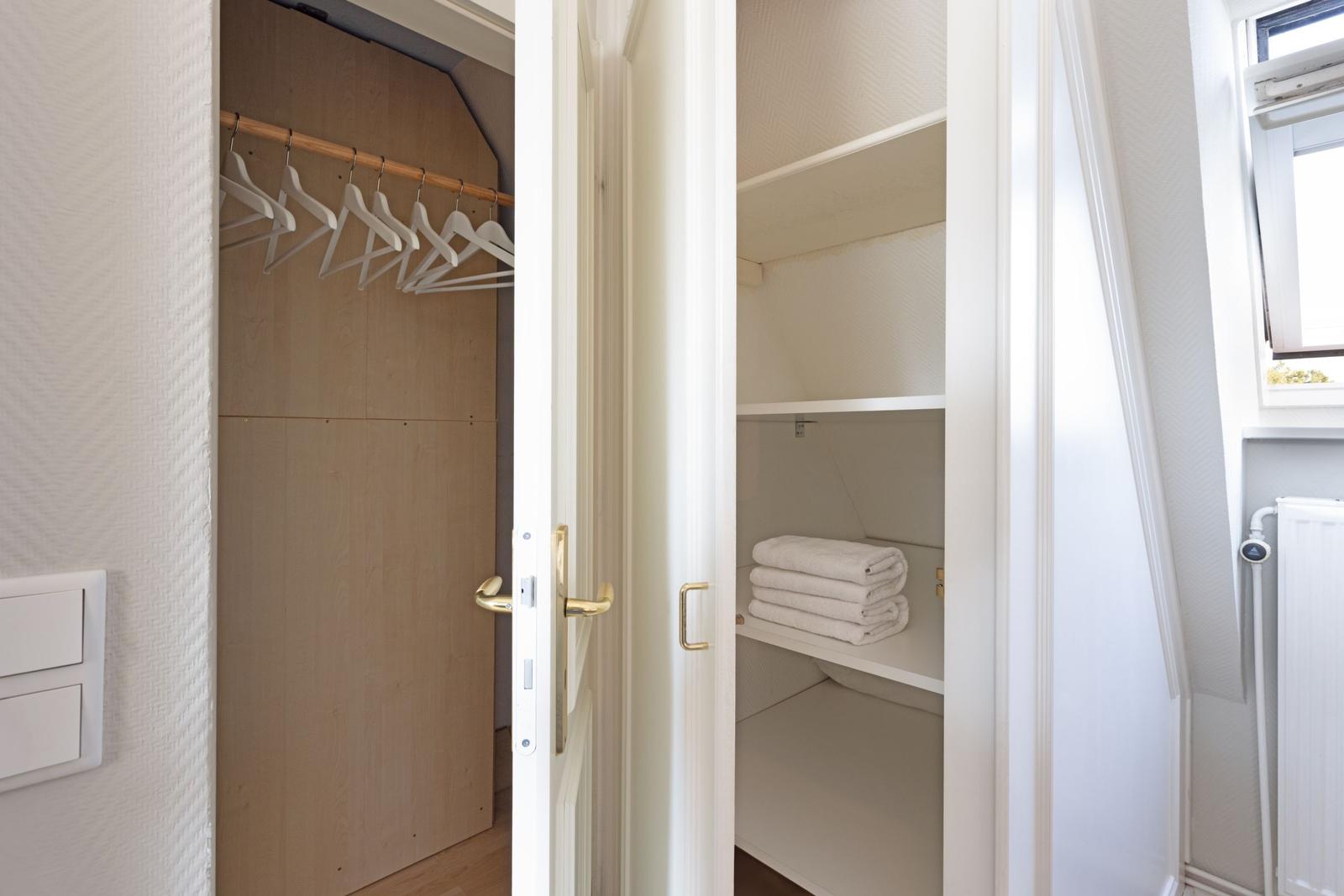 Schrank mit Haken und gefalteten Handtüchern