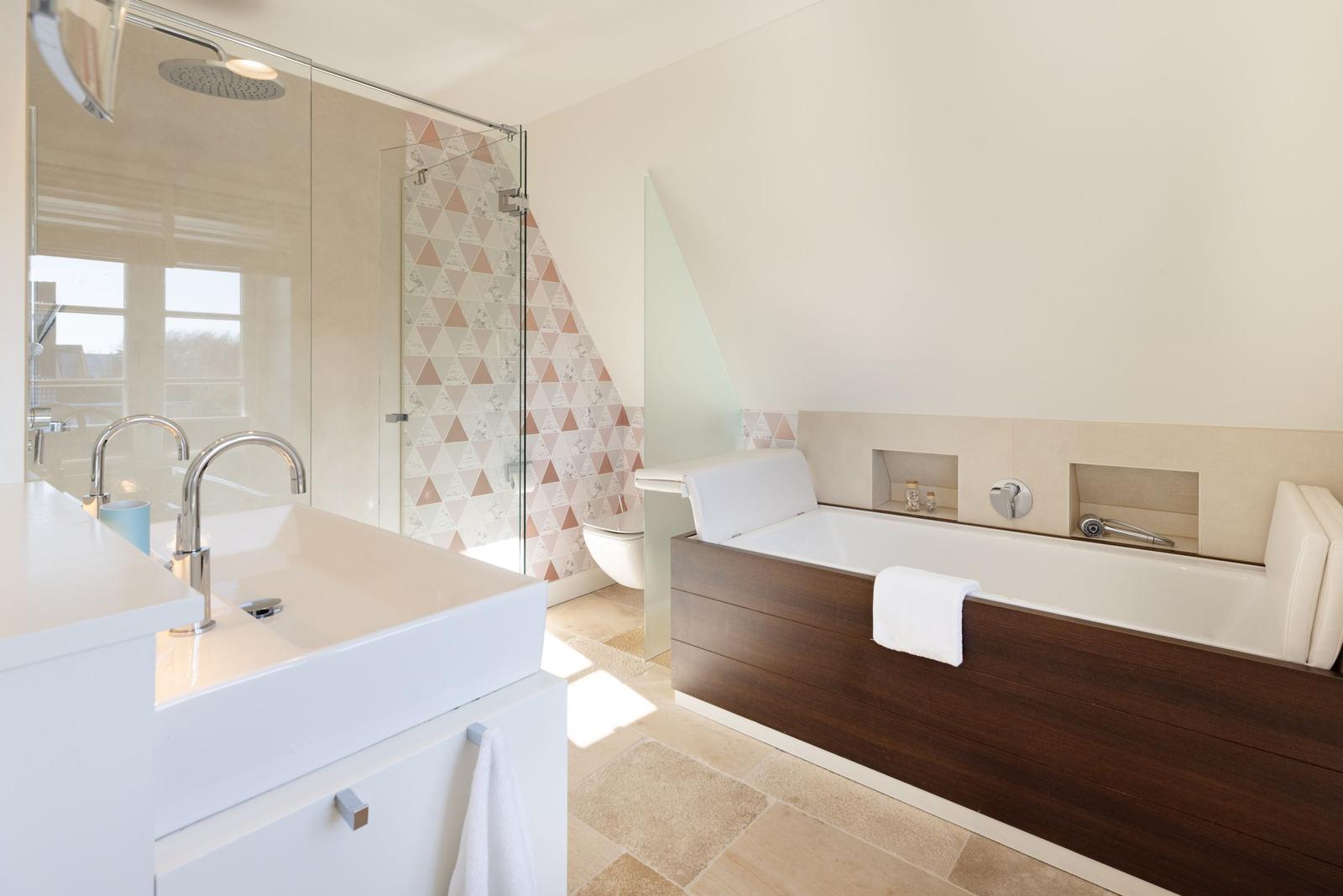 Badezimmer mit Dusche, Badewanne und Waschbecken