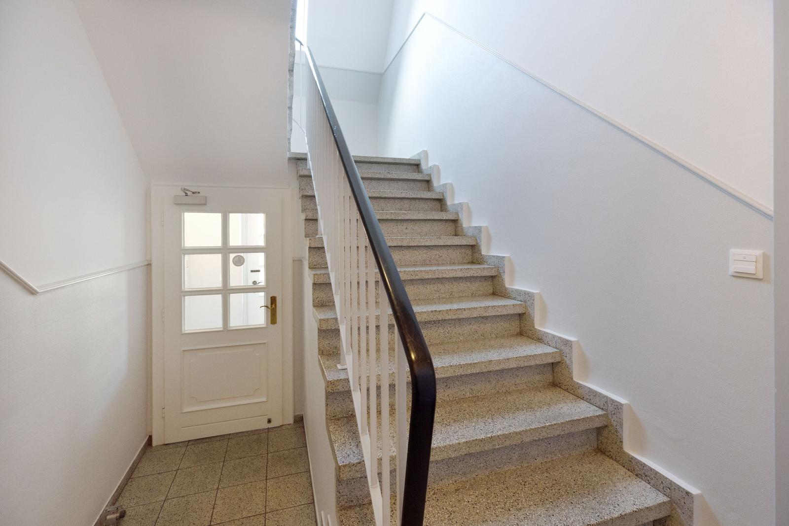 Haus mit Treppe und Tür im Flur