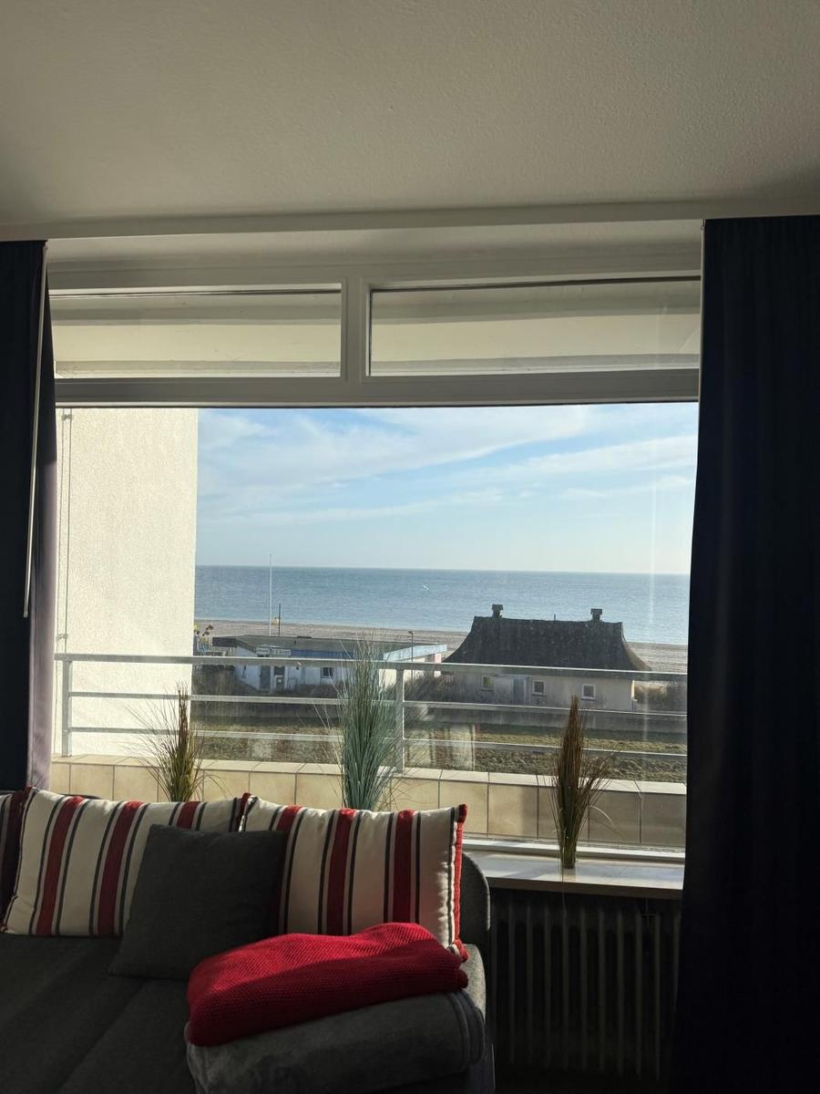 Wohnzimmer mit Blick aufs Meer und Strand