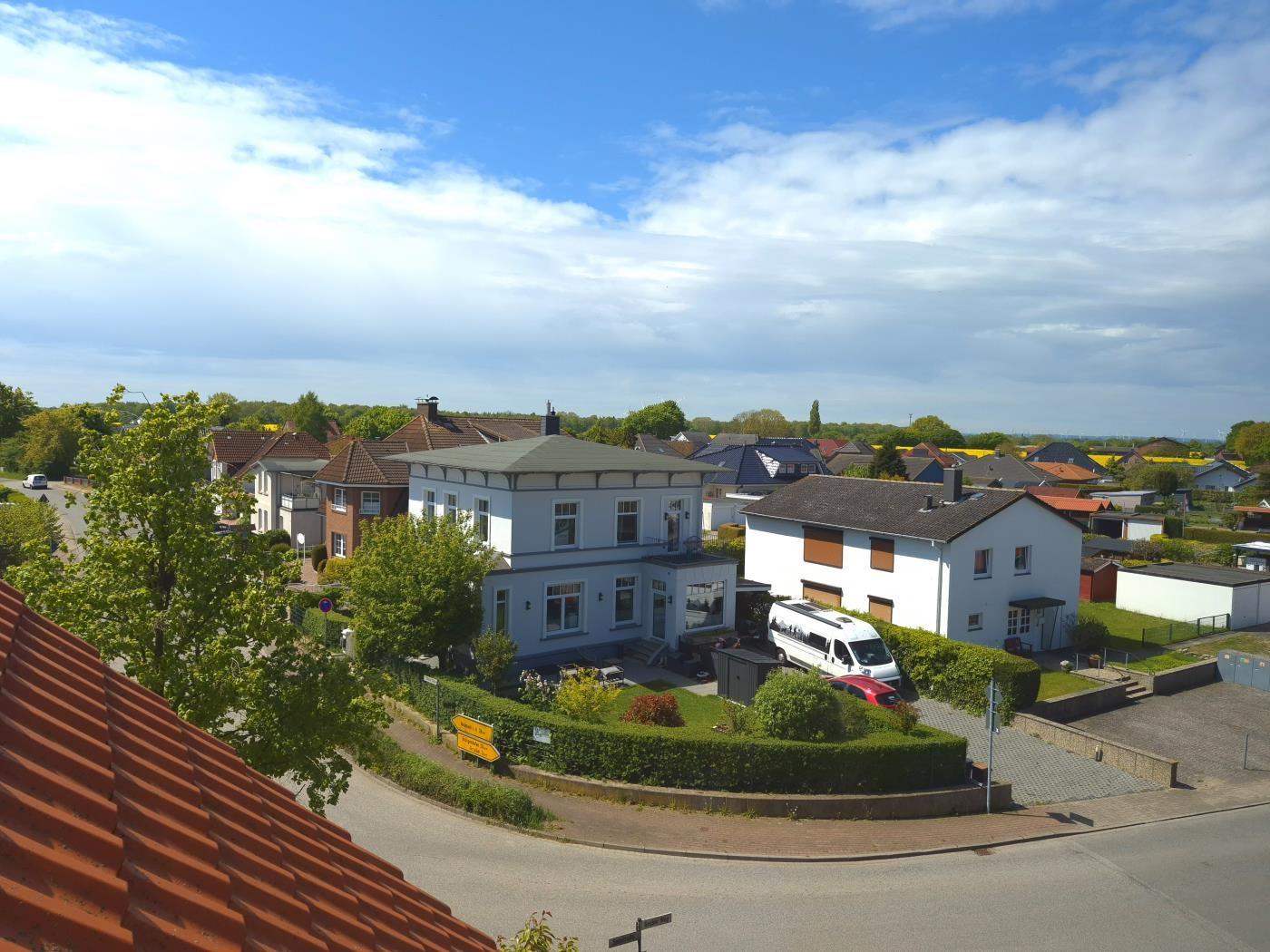 Haus mit Garten und Parkplatz in ruhiger Wohngegend mit Blick auf Felder.