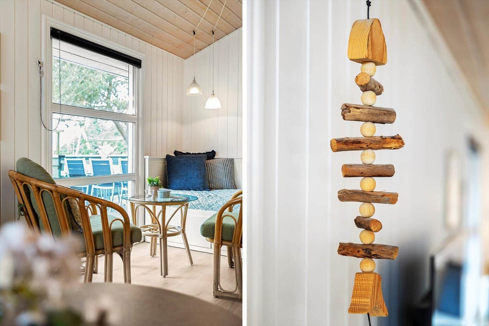 Raum mit Sitzgelegenheit, Fenster und Holzdekoration an der Wand.