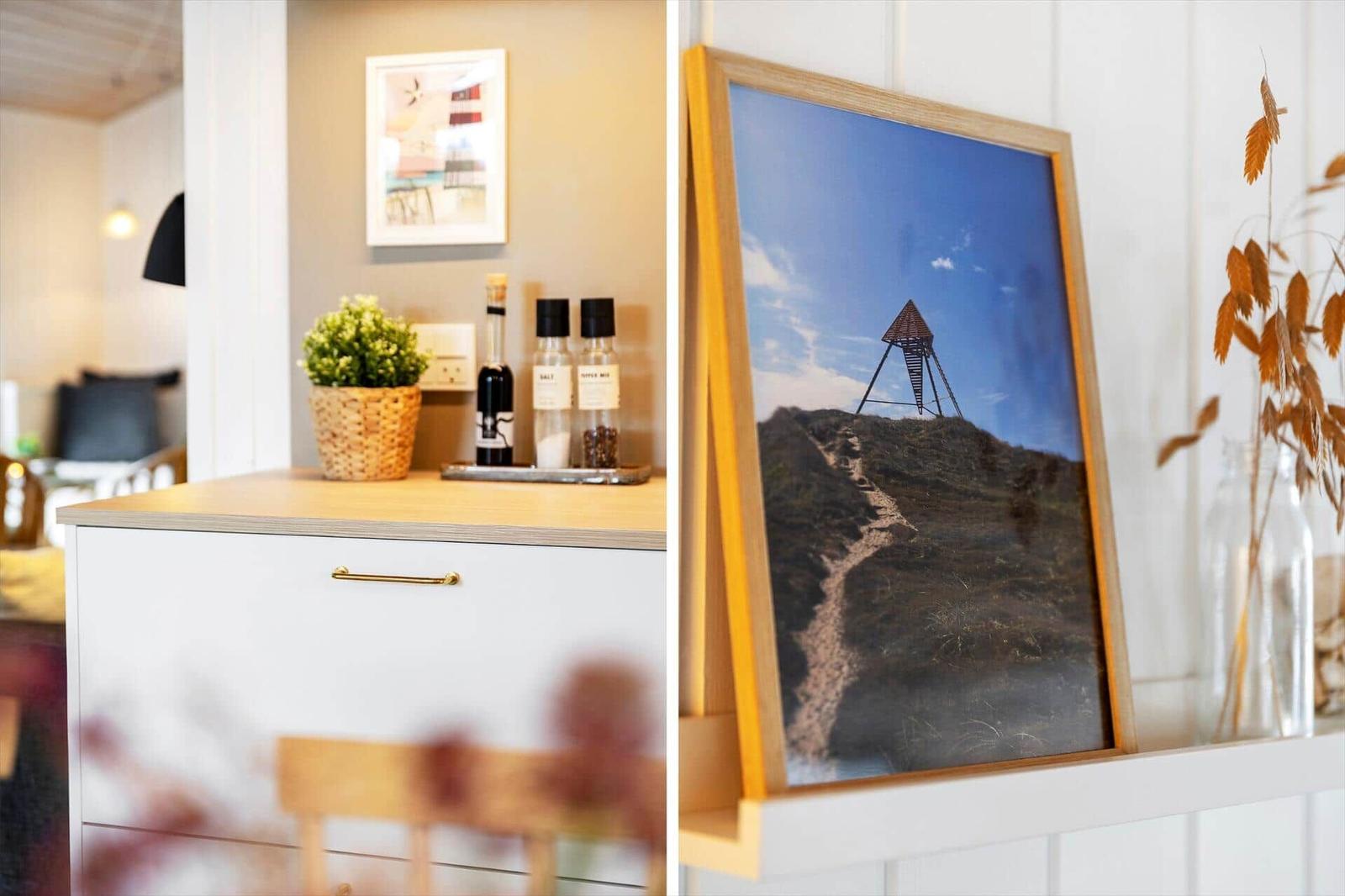 Küchenbereich mit Schrank und Bild an der Wand.