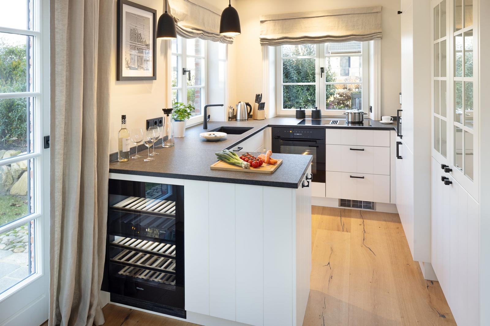 Moderne Küche mit Arbeitsplatte, Kücheninsel und integriertem Weinkühler.