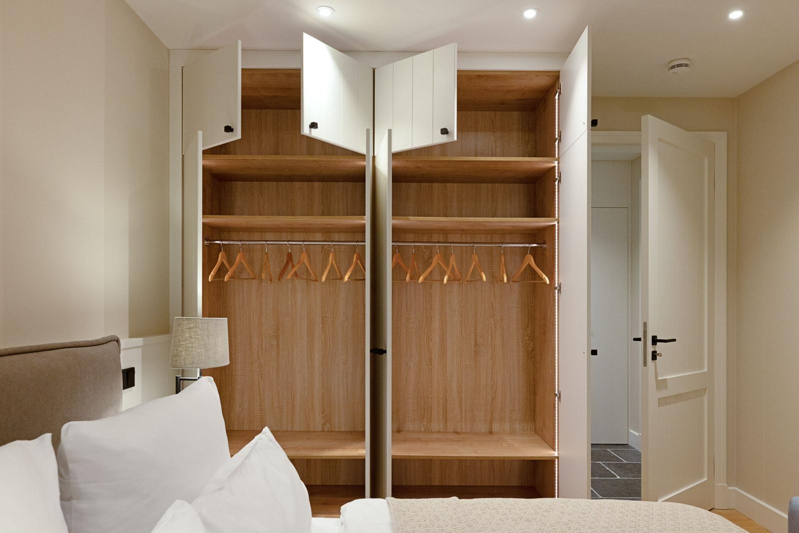Schlafzimmer mit integriertem Kleiderschrank und Bett