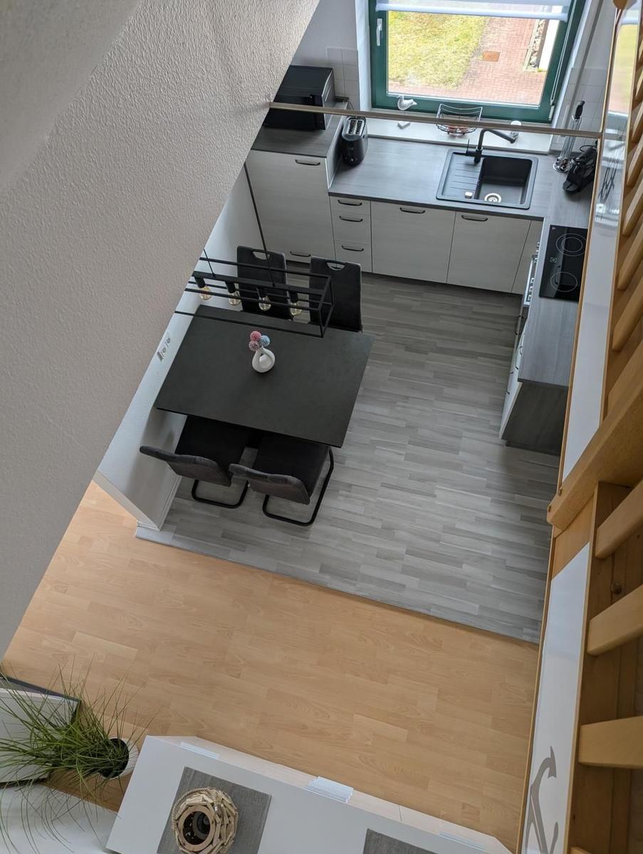 Küche mit Essbereich, Fenster, Arbeitsplatte und Spüle.