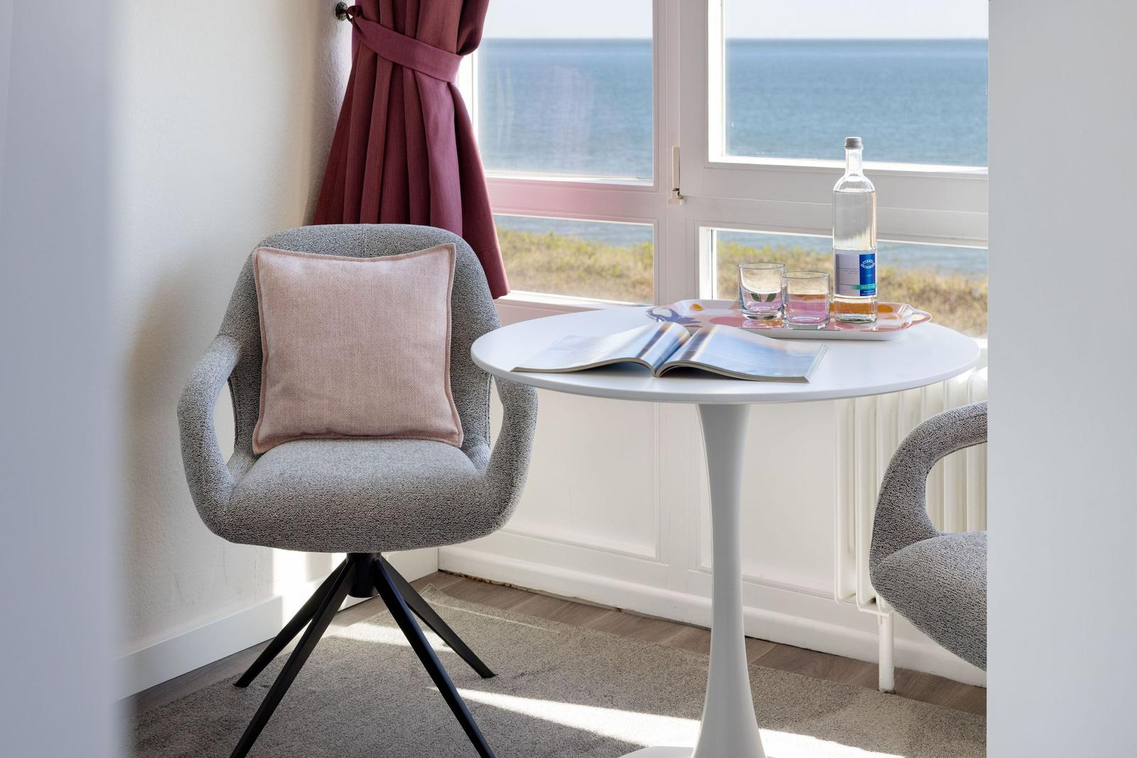 Runde Tisch mit Stühlen und Blick aufs Meer