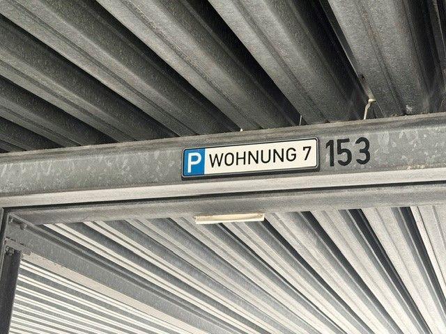 Wohnung 7 mit Hausnummer 153 an der Eingangstür.