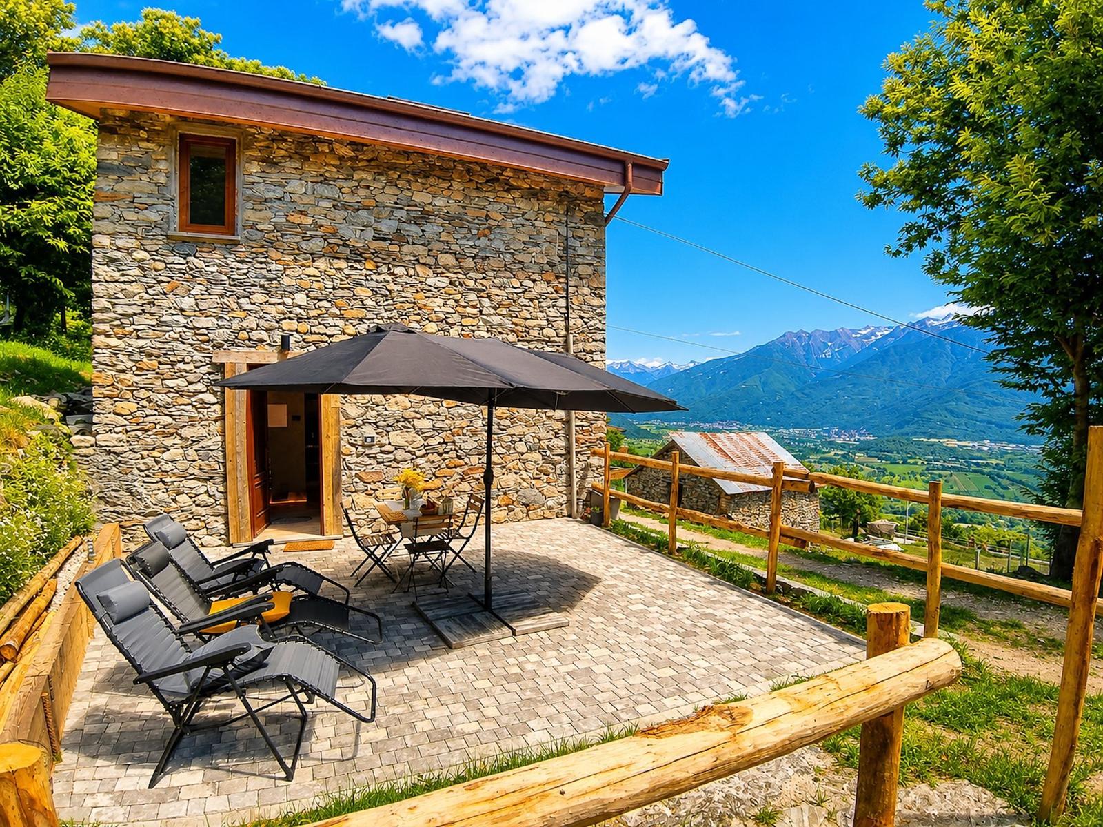 sonnige Terrasse mit Sonnenschirm und schöner Sitzgruppe