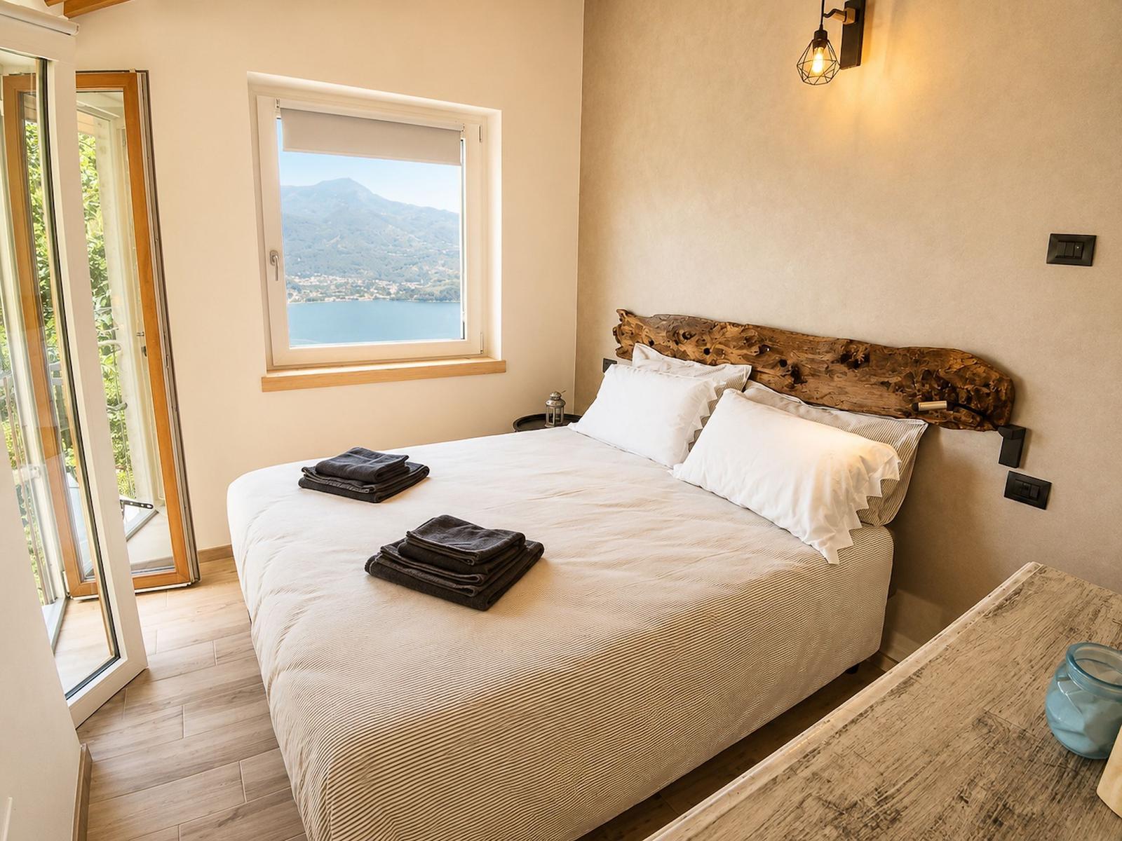 großes weiches Doppelbett mit Naturholz