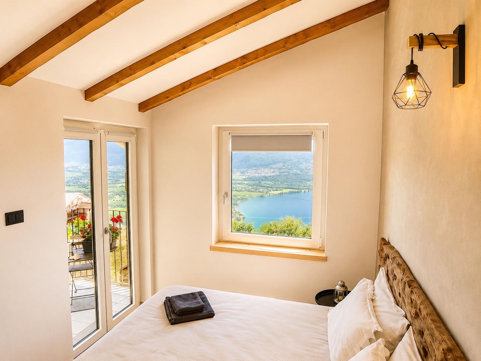 Schlafzimmer mit gemütlichem Bett und Balkon