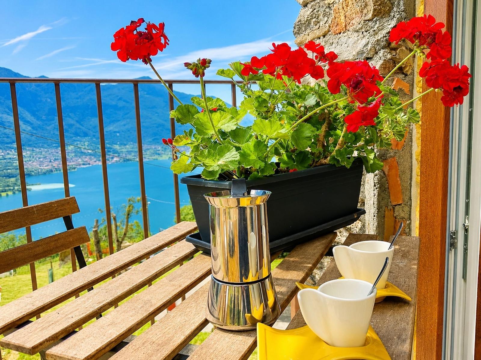 vom Balkon die herrliche Aussicht auf den See und die Bergkulisse genießen