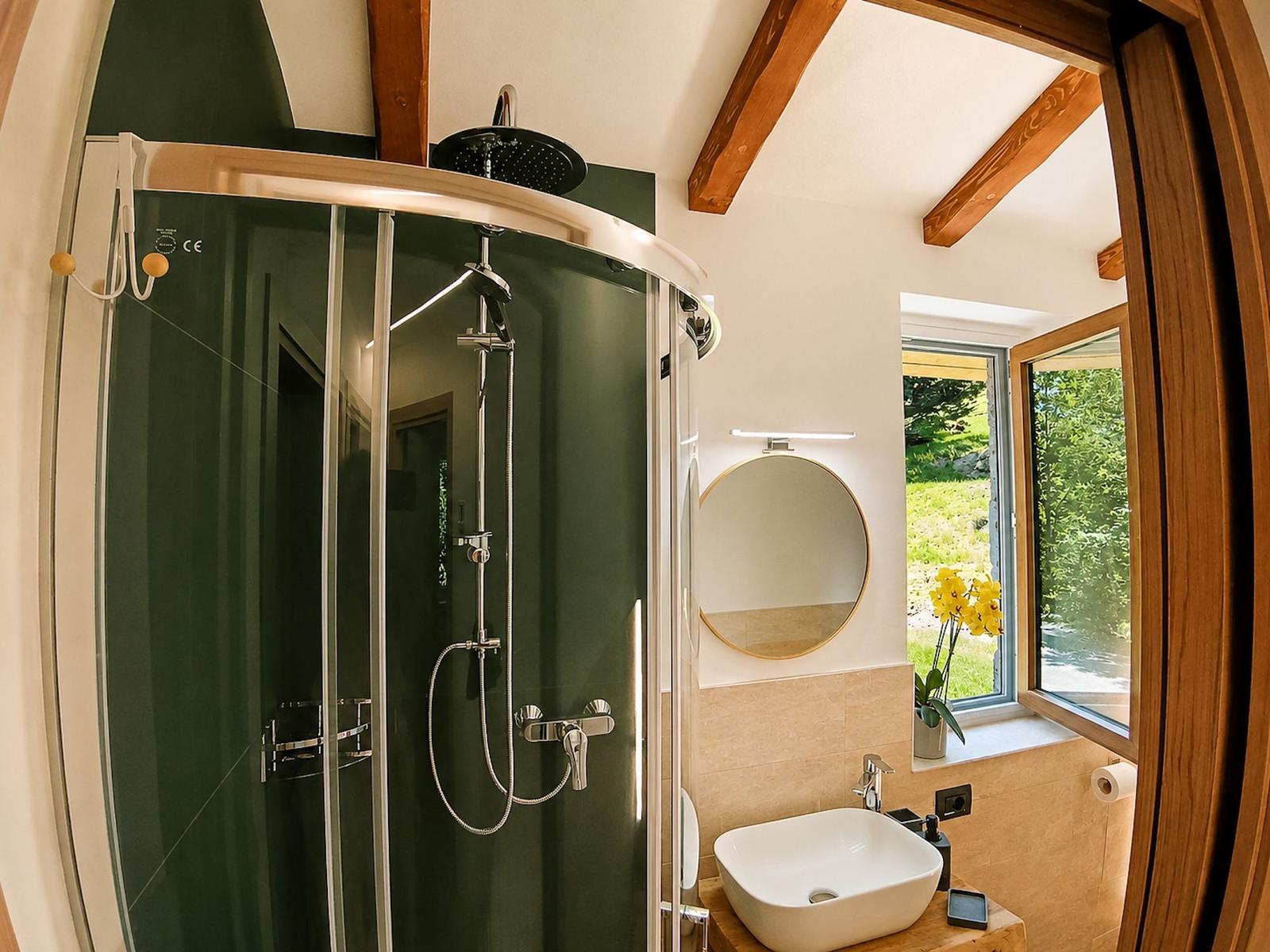 Badezimmer mit großer Dusche und Glaskabine