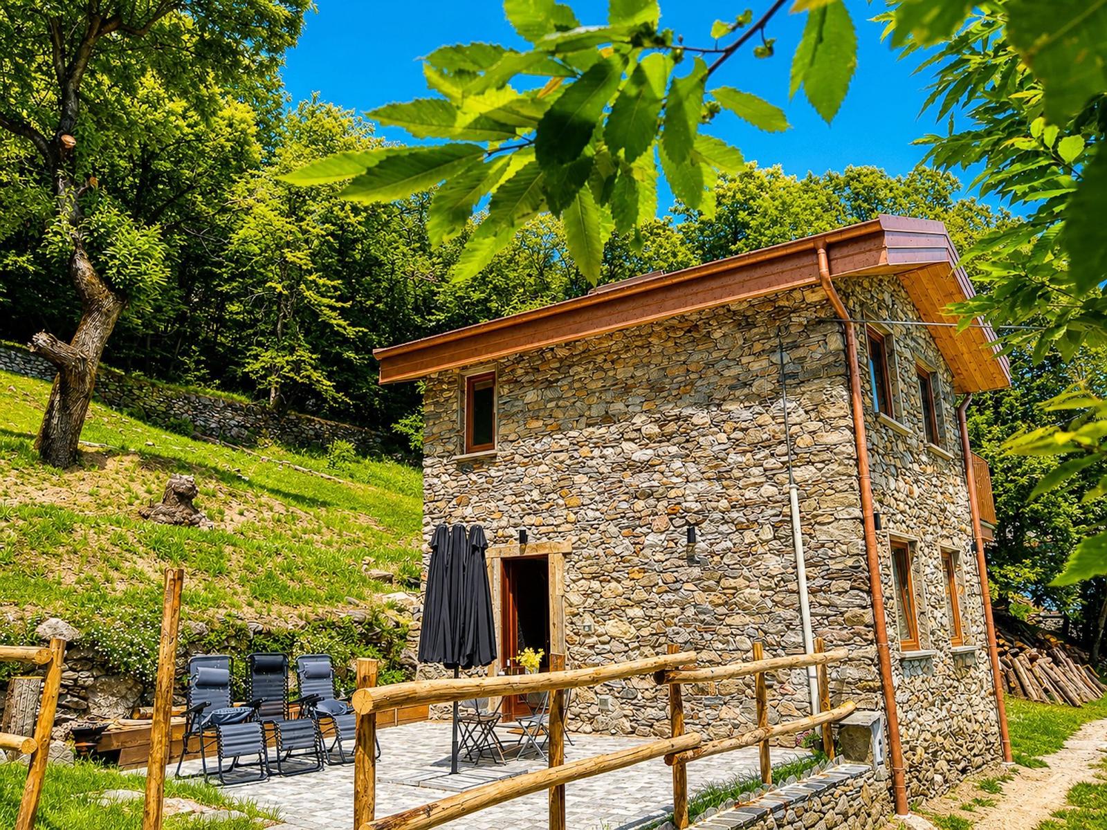 rustikales Ferienhaus mit großer sonniger Terrasse