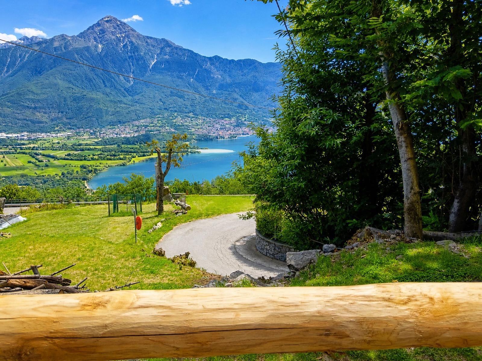 Aussicht auf den See und die Bergkulisse