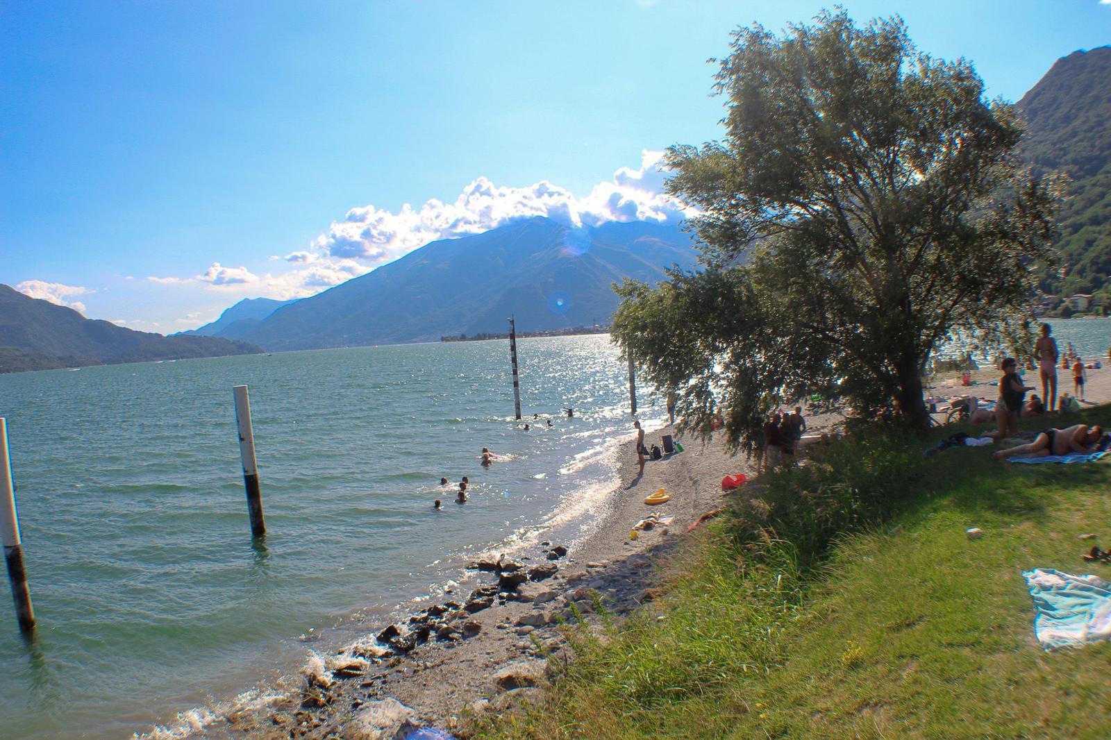 wunderschöne Strände mit Blick auf die Berge