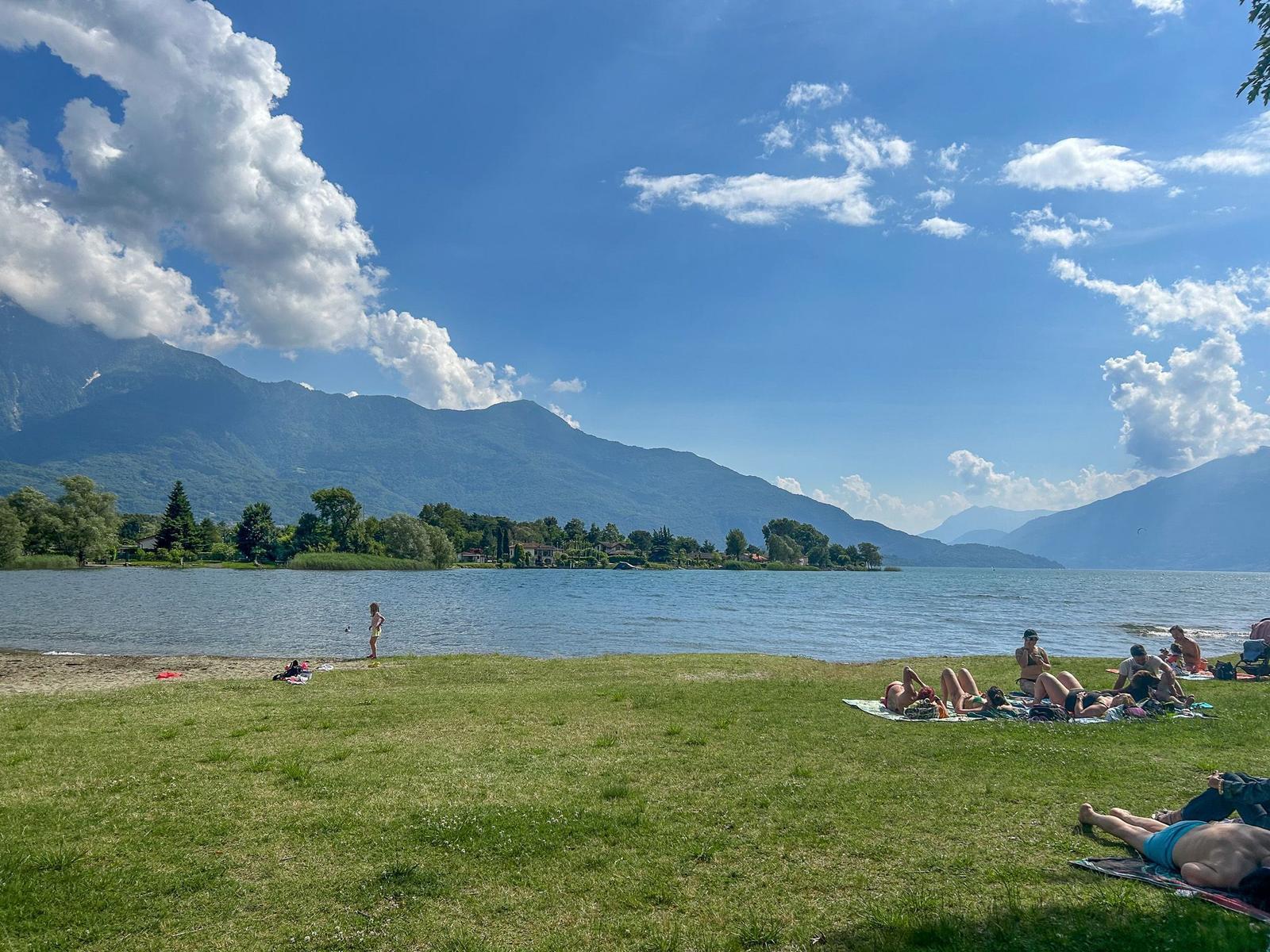 tolle große Liegewiesen zum Sonnen und Schwimmen