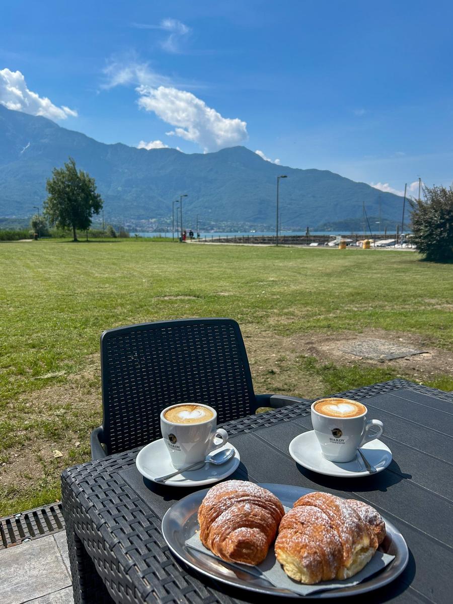 ein tolles Frühstück am See genießen