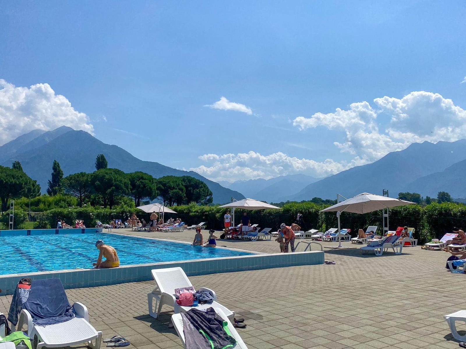 Schwimmbad mit großem Pool in der nähe des Feriendomizils