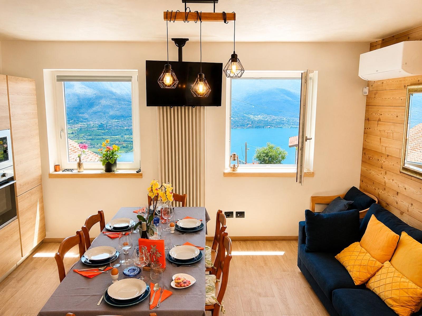 gemütliches Sofa und Blick auf den See