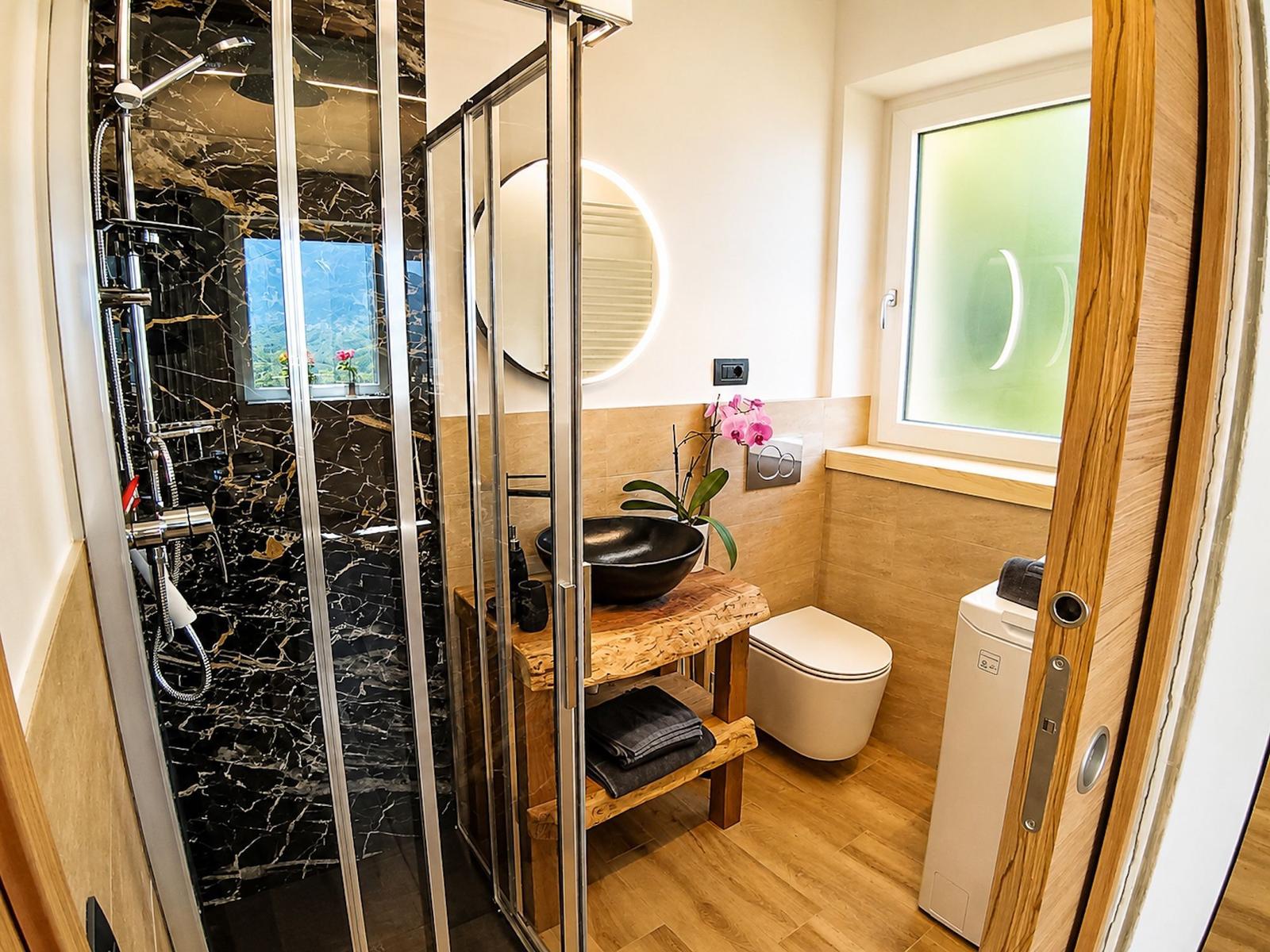 Dusche mit Marmosfliesen