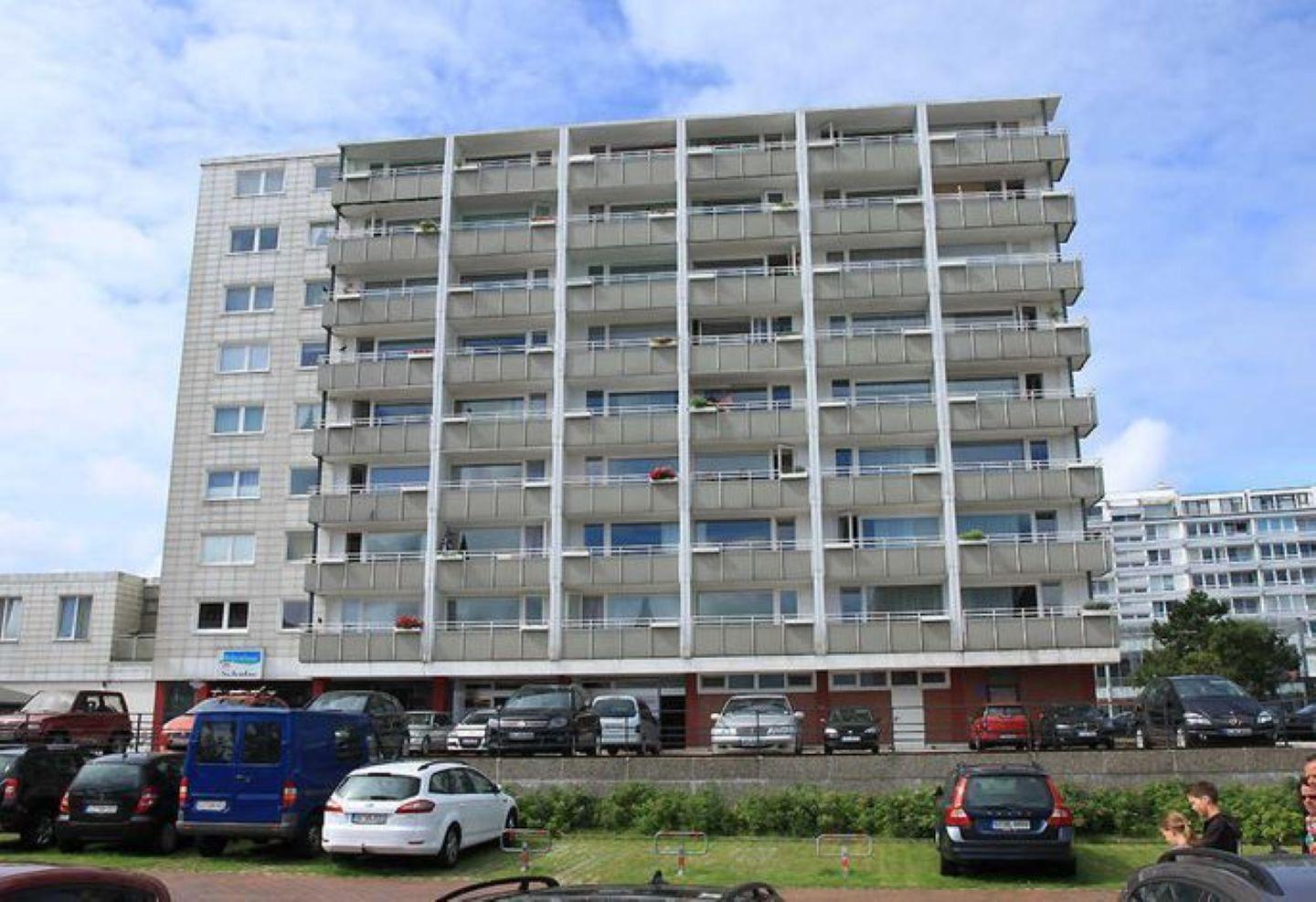 Hauptansicht eines mehrstöckigen Wohngebäudes