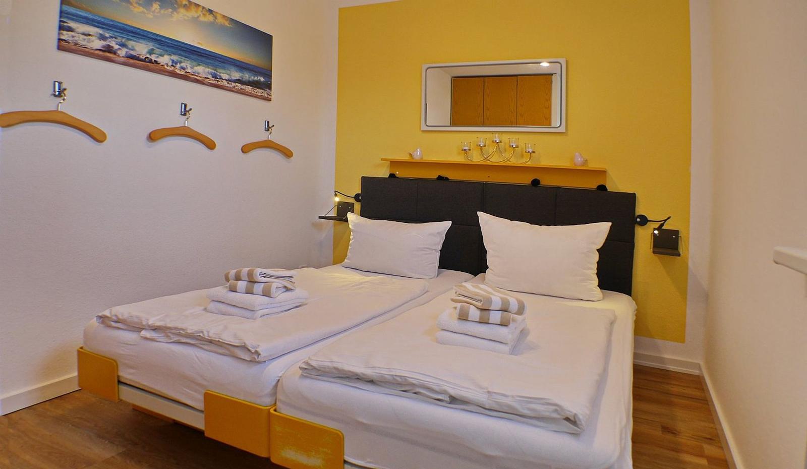 Schlafzimmer mit Doppelbett