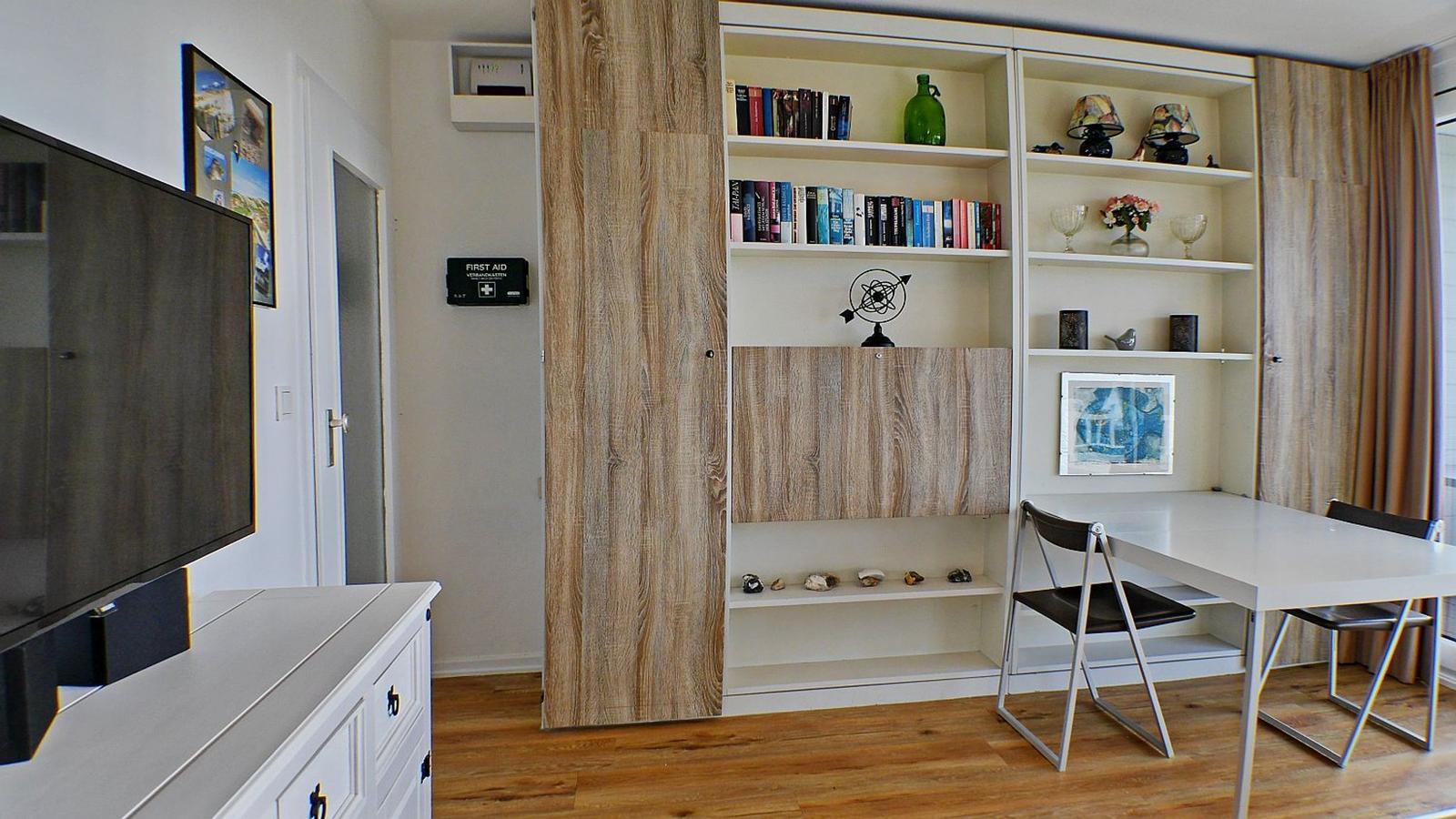 Wohnzimmerschrank mit Essecke zum Ausklappen