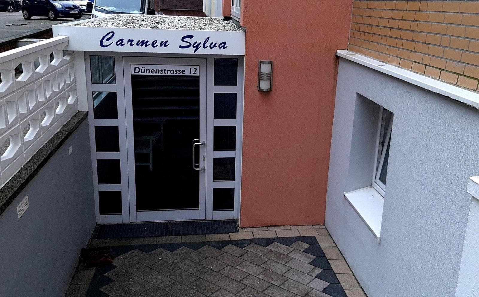 Entrance to Carmen Sylva, Dünenstrasse 12. Door with glass panels and paved forecourt.