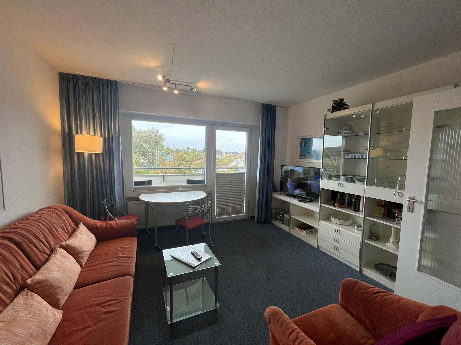 Wohnzimmer mit Sitzecke / Schlafcouch für 1 Person