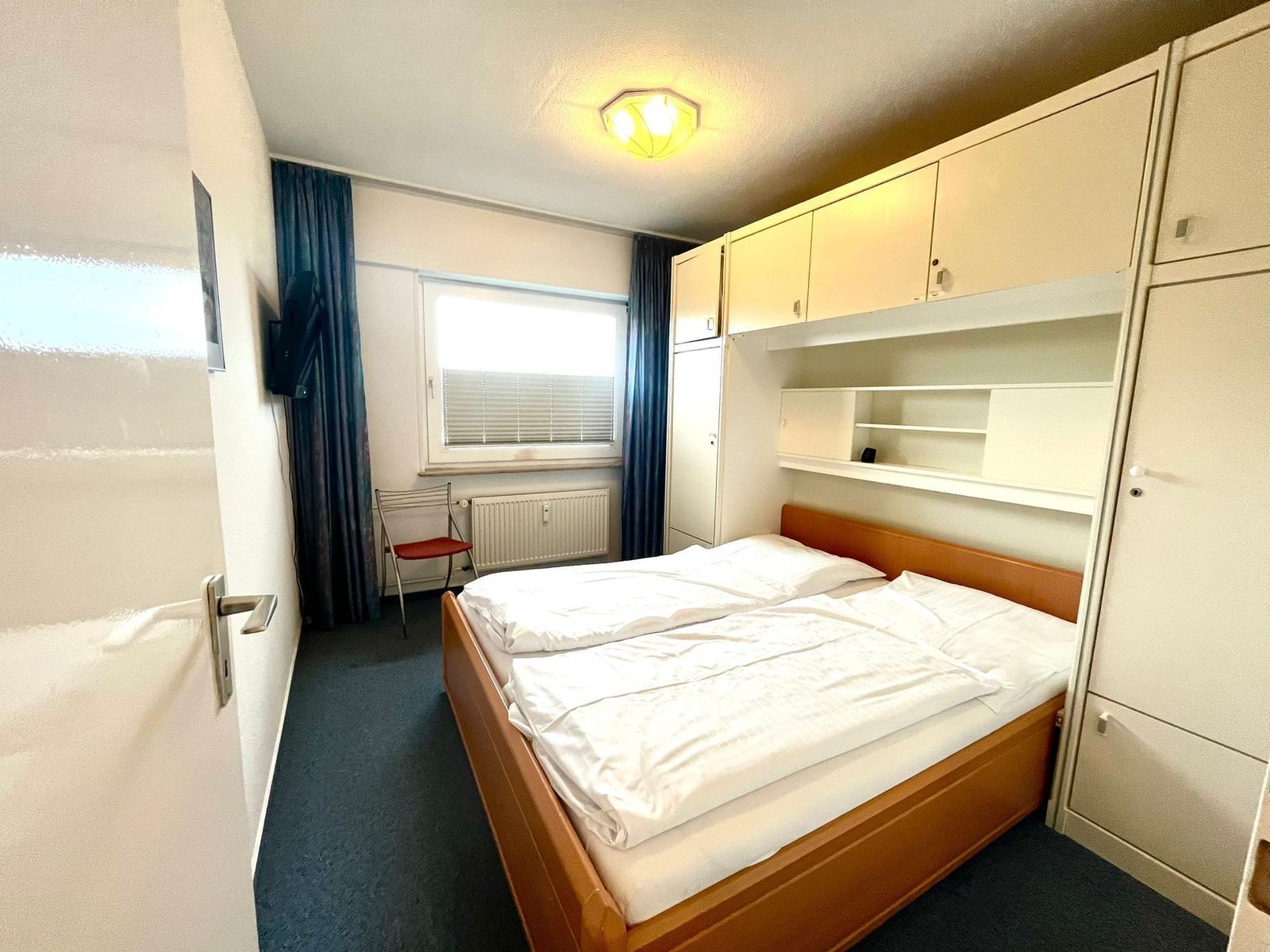 Schlafzimmer mit Doppelschrankbett