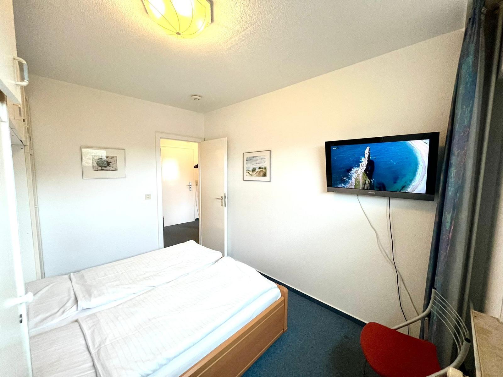 Schlafzimmer mit Doppelschrankbett