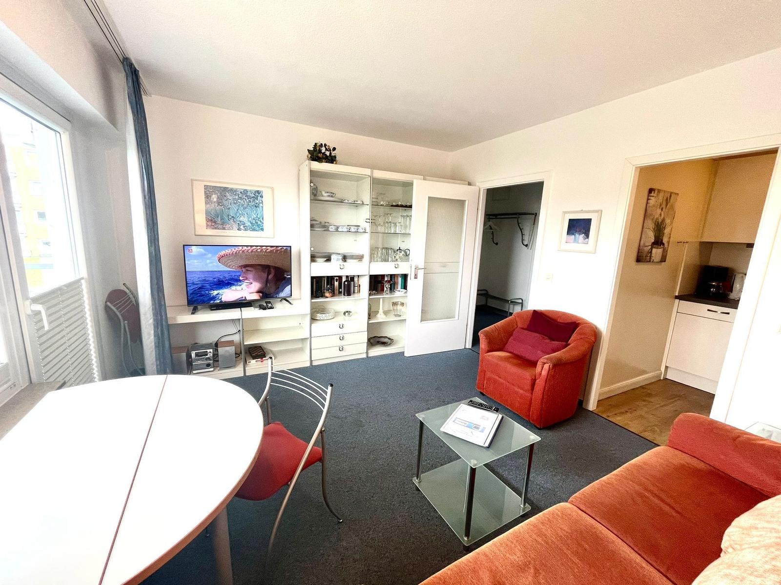 Wohnzimmer mit Sitzecke / Schlafcouch für 1 Person