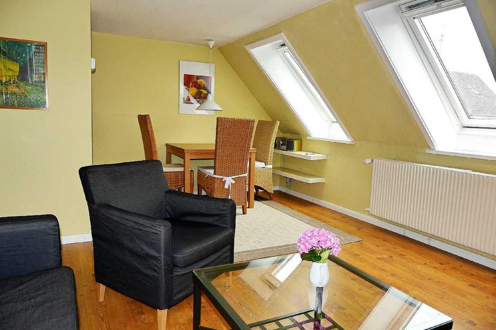Wohnzimmer mit Sitzecke / Essecke
