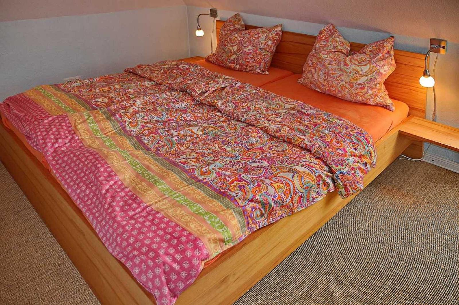 Schlafzimmer mit Doppelbett