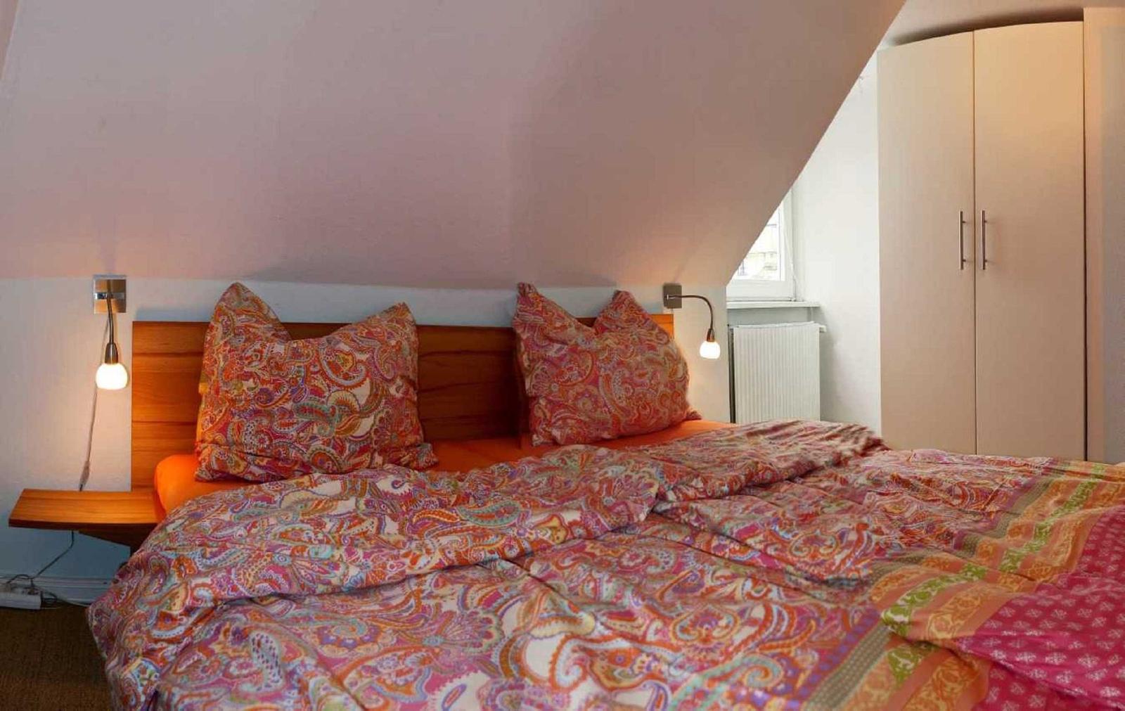 Schlafzimmer mit Doppelbett