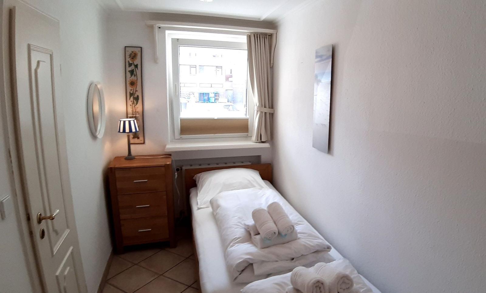 Schlafzimmer mit 2 Einzelbetten und Fenster