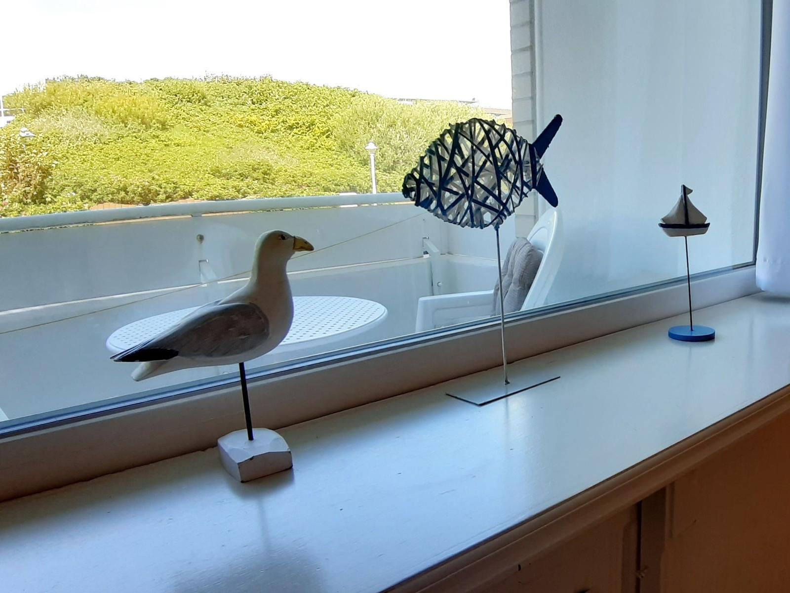 Wohnzimmer mit Deko auf der Fenster