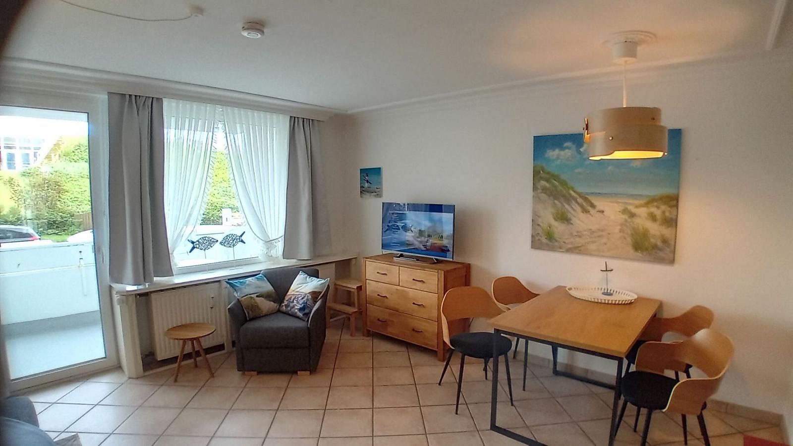 Wohnzimmer mit Essecke und Ausgang zum Balkon