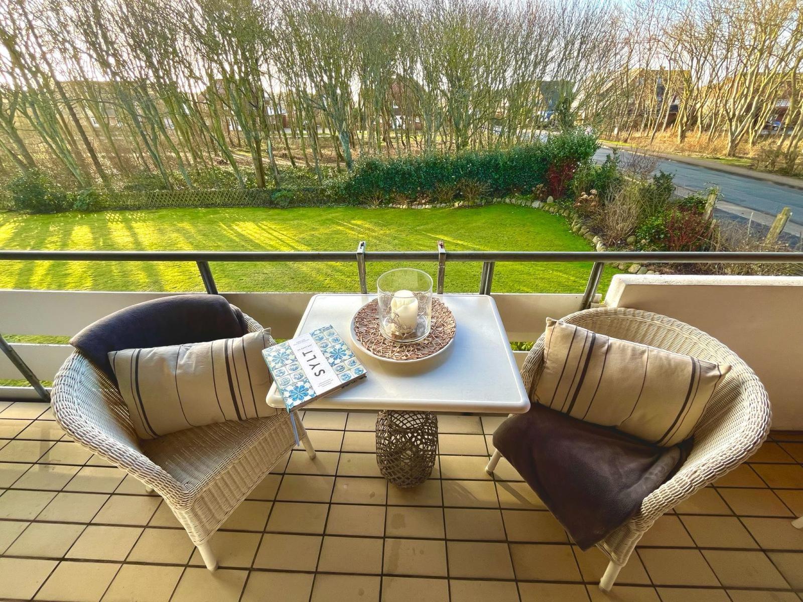 Balkon mit Tisch und Stühlen