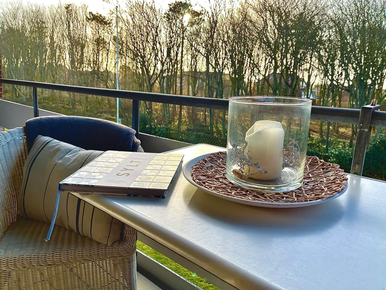 Balkon mit Tisch und Stühlen
