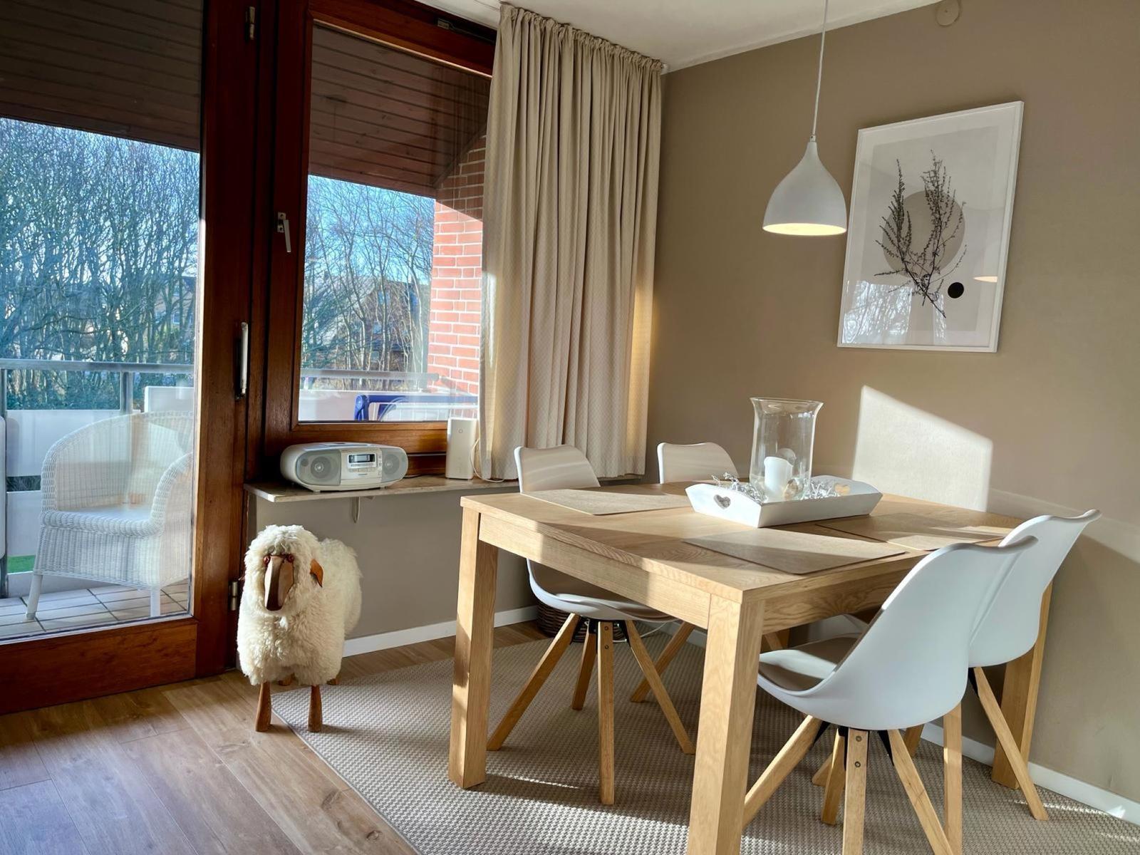 Wohnzimmer mit Essecke und Ausgang zum Balkon