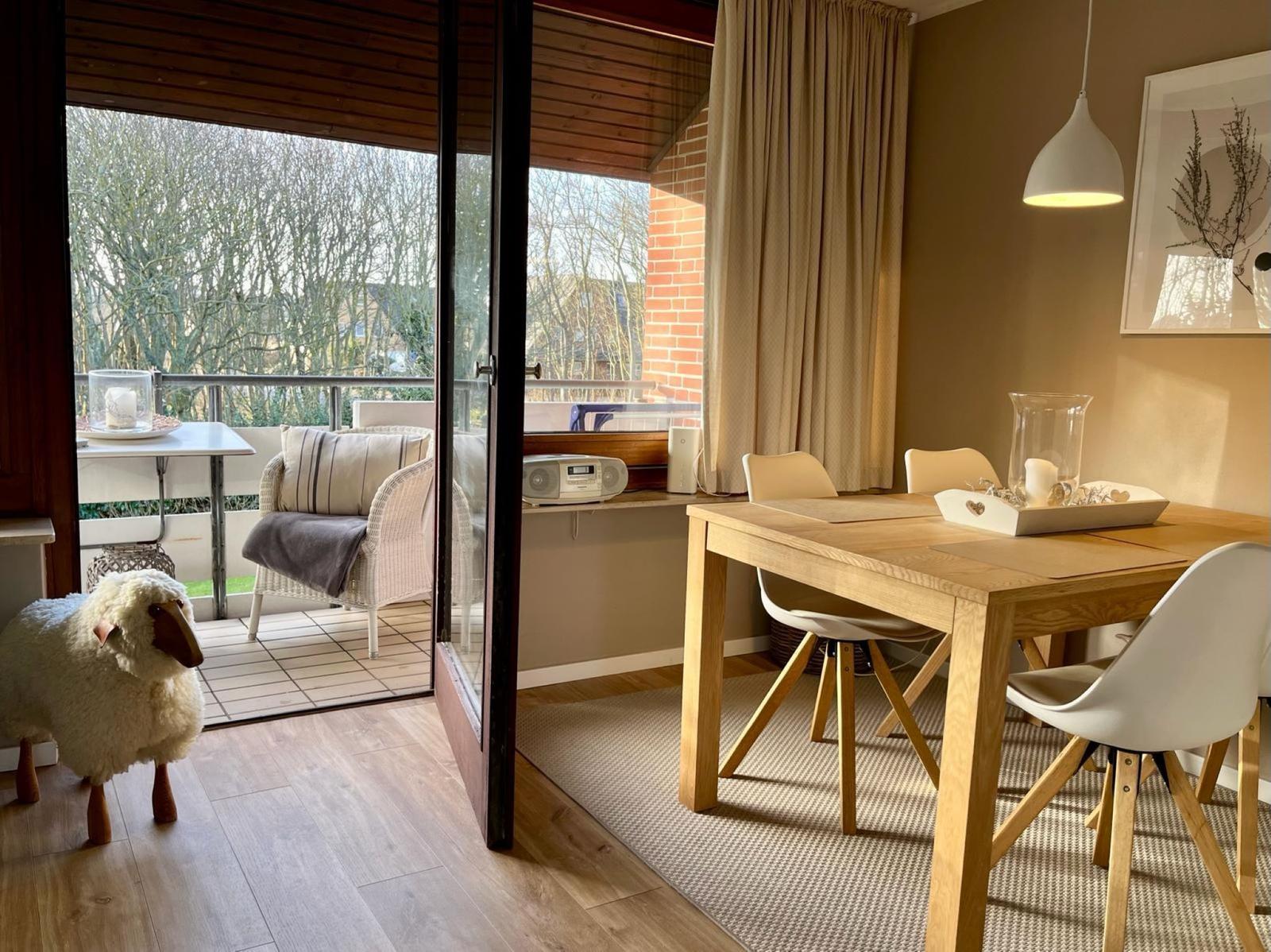Wohnzimmer mit Essecke und Ausgang zum Balkon