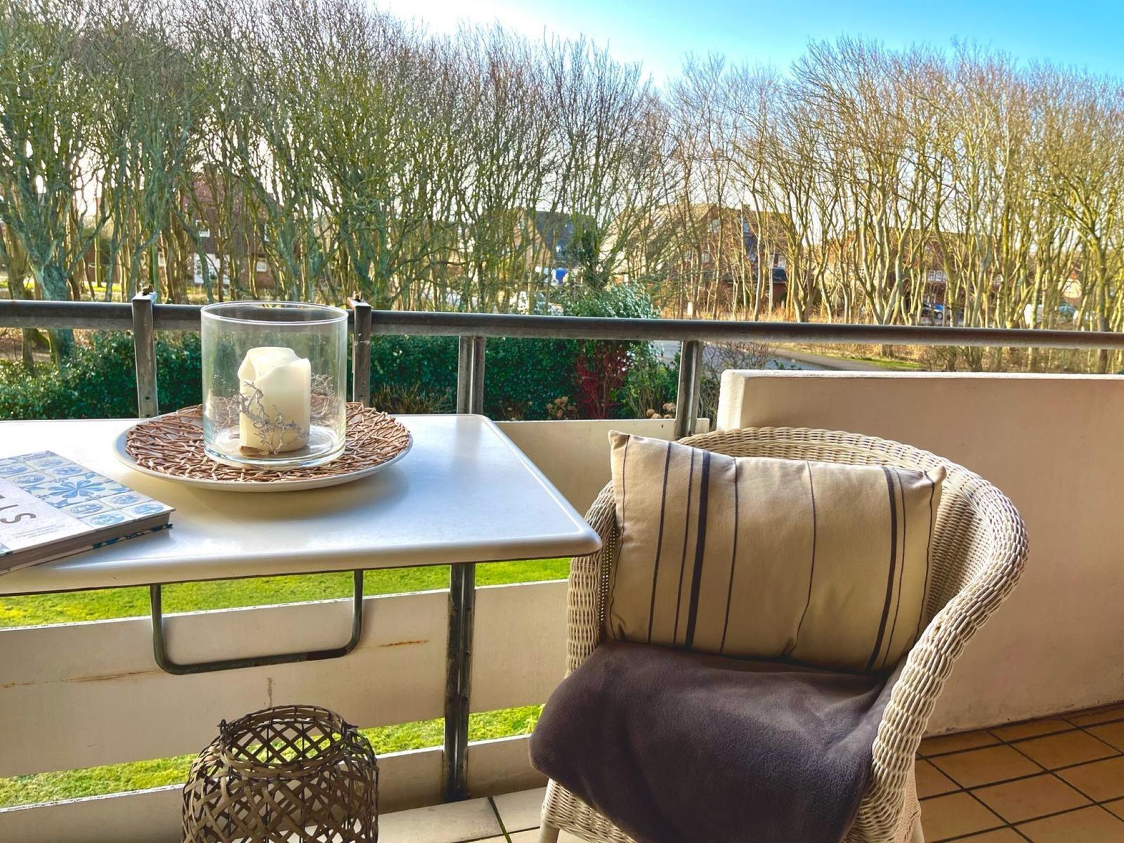 Balkon mit Tisch und Stühlen