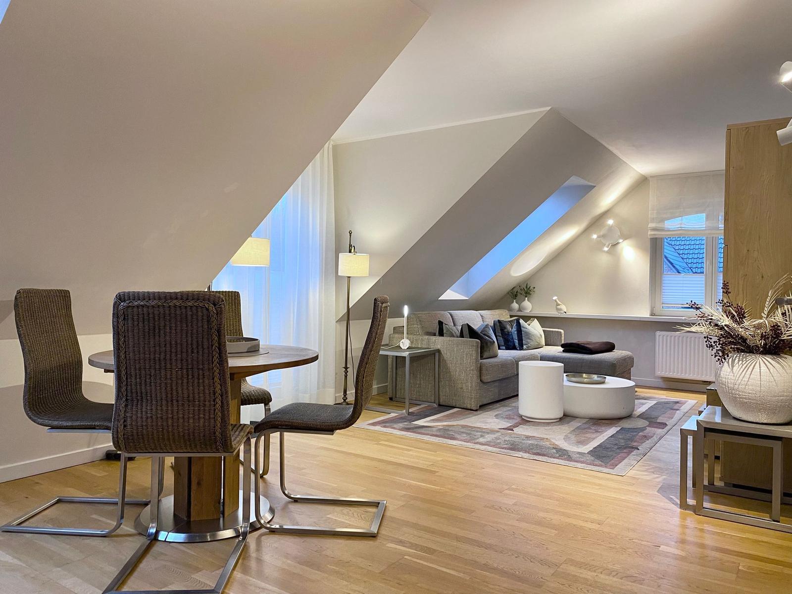 Wohnzimmer mit Essbereich und Couchecke