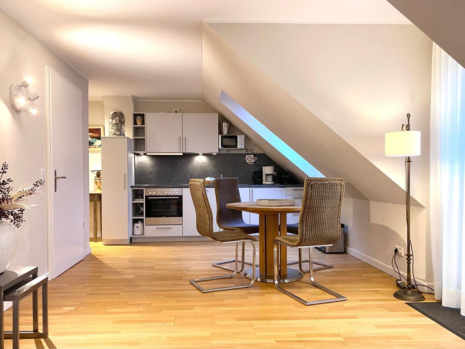Wohnzimmer mit Blick auf die Küchenzeile und Esstisch