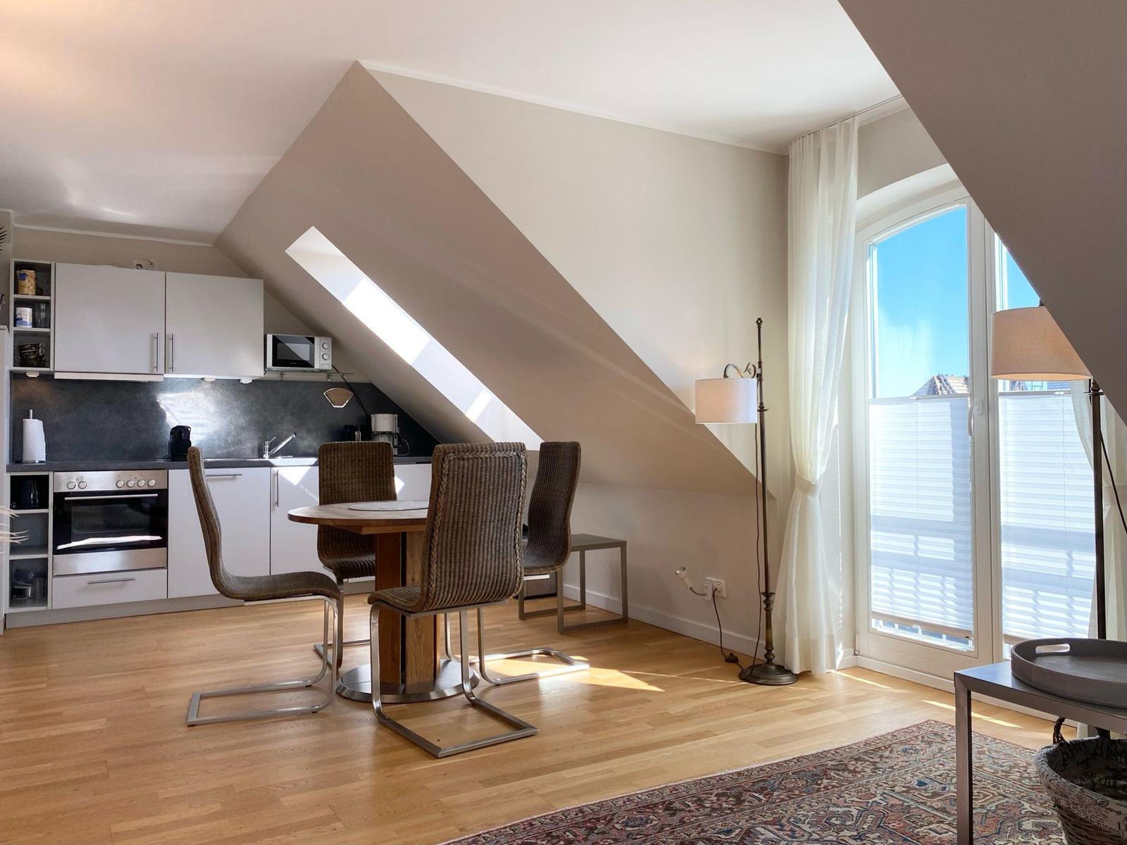Wohnzimmer mit Küchenzeile und Essecke