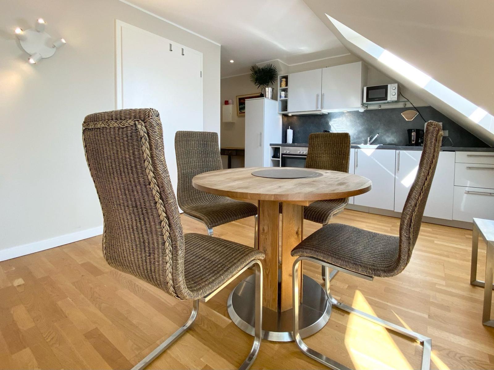 Wohnzimmer mit Küchenzeile und Essecke