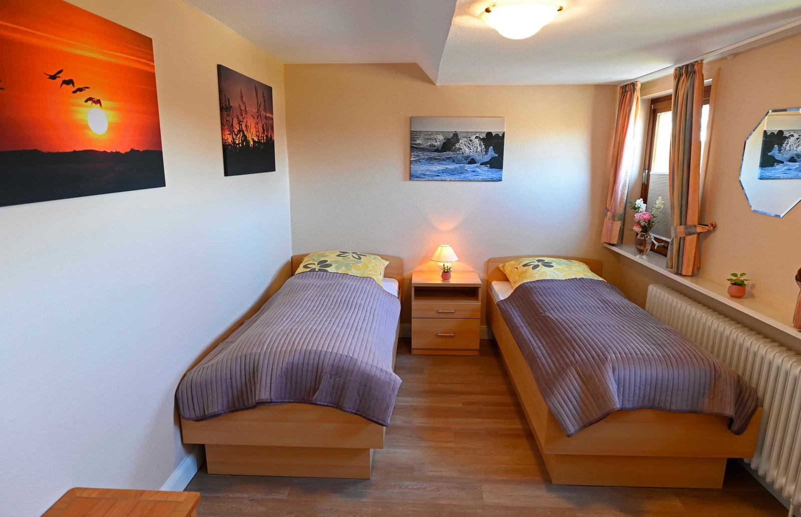 Schlafzimmer Nr. 2 mit 2 Einzelbetten